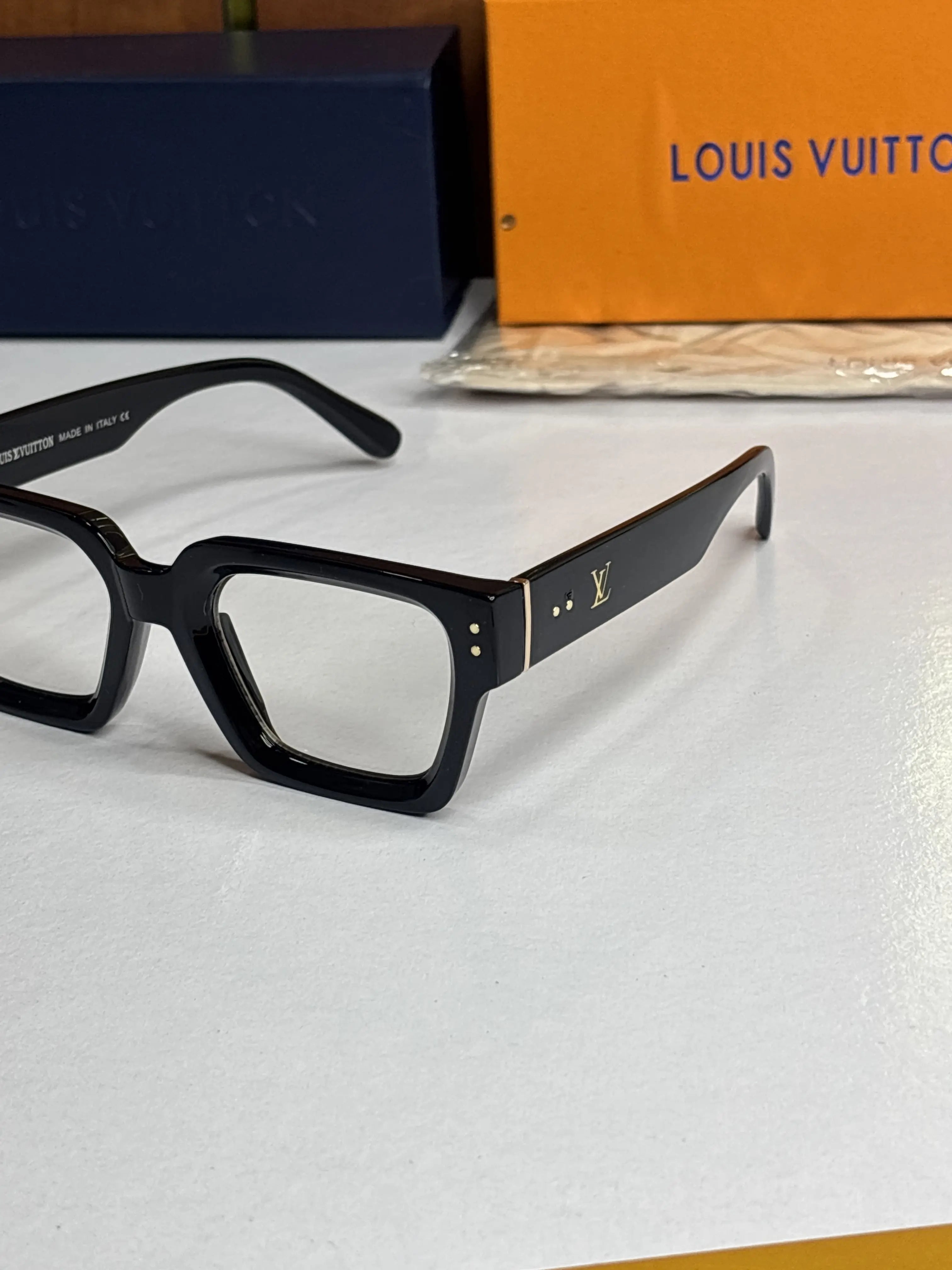 Louis Vuitton 35104 Frame 