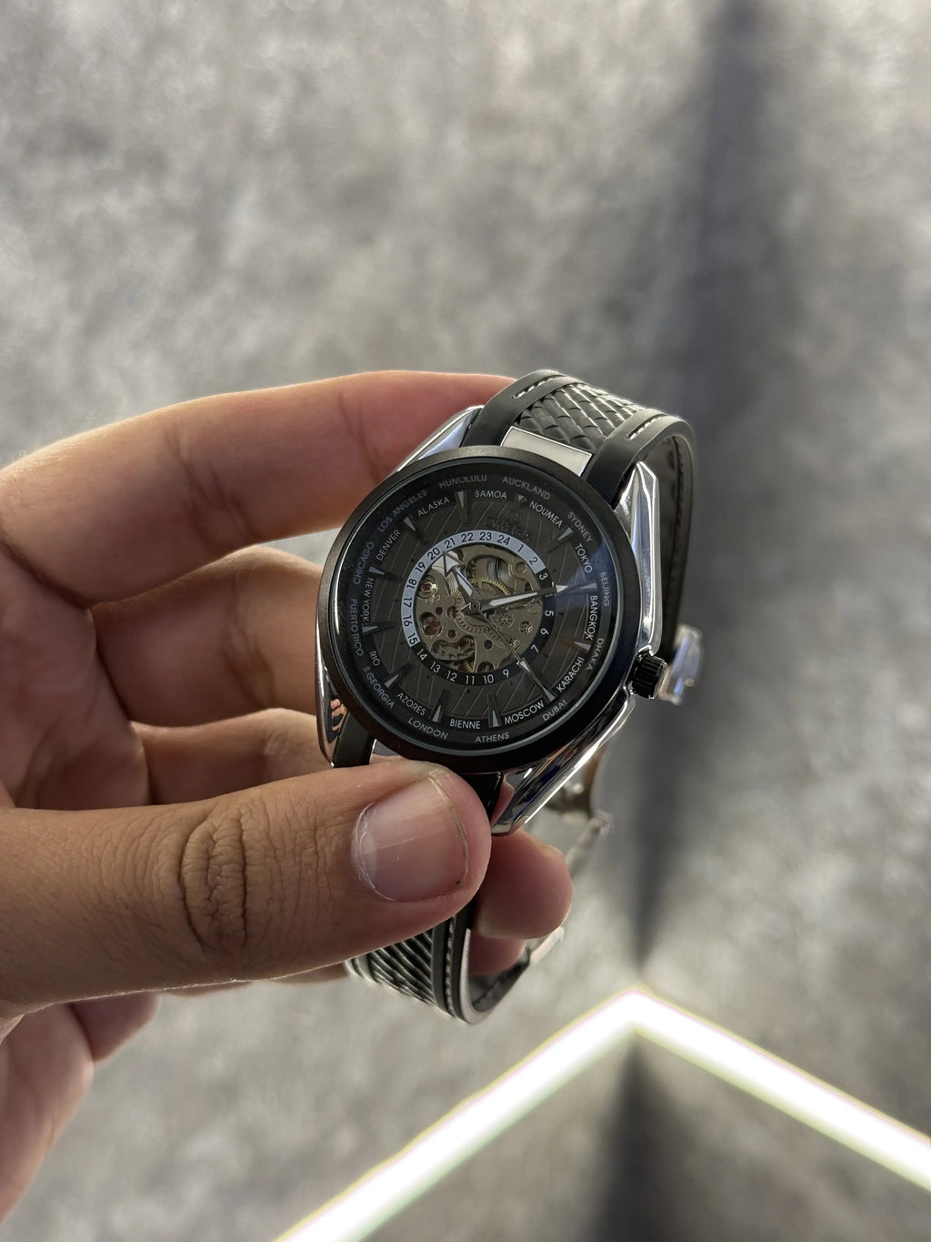 Omega Aqua Terra World Map black Automatic